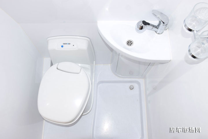 全新升級(jí)大通原廠2018款C型房車(chē)