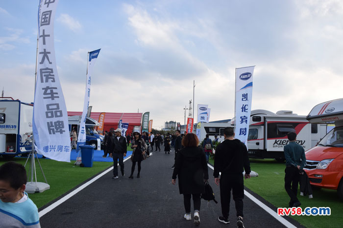 房車亮相第五屆中國(guó)汽車（房車）露營(yíng)大會(huì)露營(yíng)裝備及房車展覽會(huì)