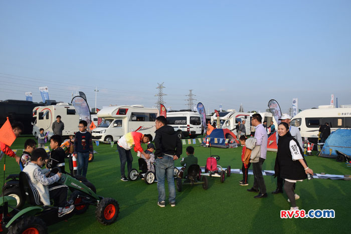 房車亮相第五屆中國(guó)汽車（房車）露營(yíng)大會(huì)露營(yíng)裝備及房車展覽會(huì)