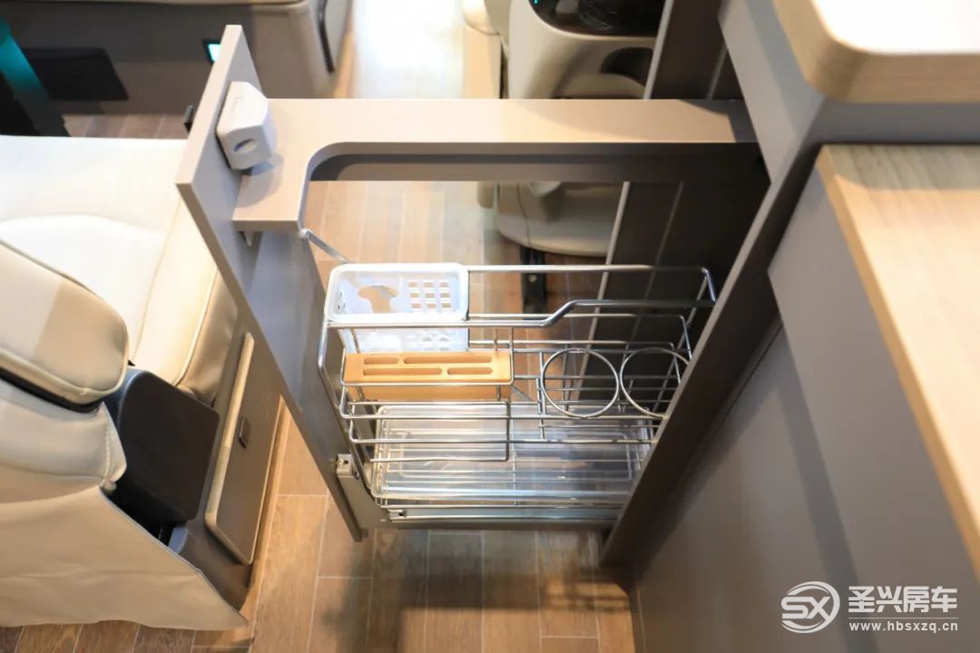 無(wú)拓展大空間/設(shè)計(jì)精細(xì)的房車(chē)，才是長(zhǎng)途旅行必備-17.jpg