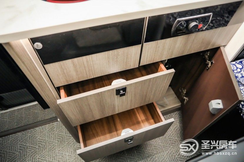 48V電路系統，獨立續航可維持3天，宇通全新B311豪享版房車等你來發現！get?code=MzJlYjMzZjMzYjc5ZGEzZTIxMzFmNzM0NzFlZDk0NDYsMTY2NzAzNjIzMjg2Nw==