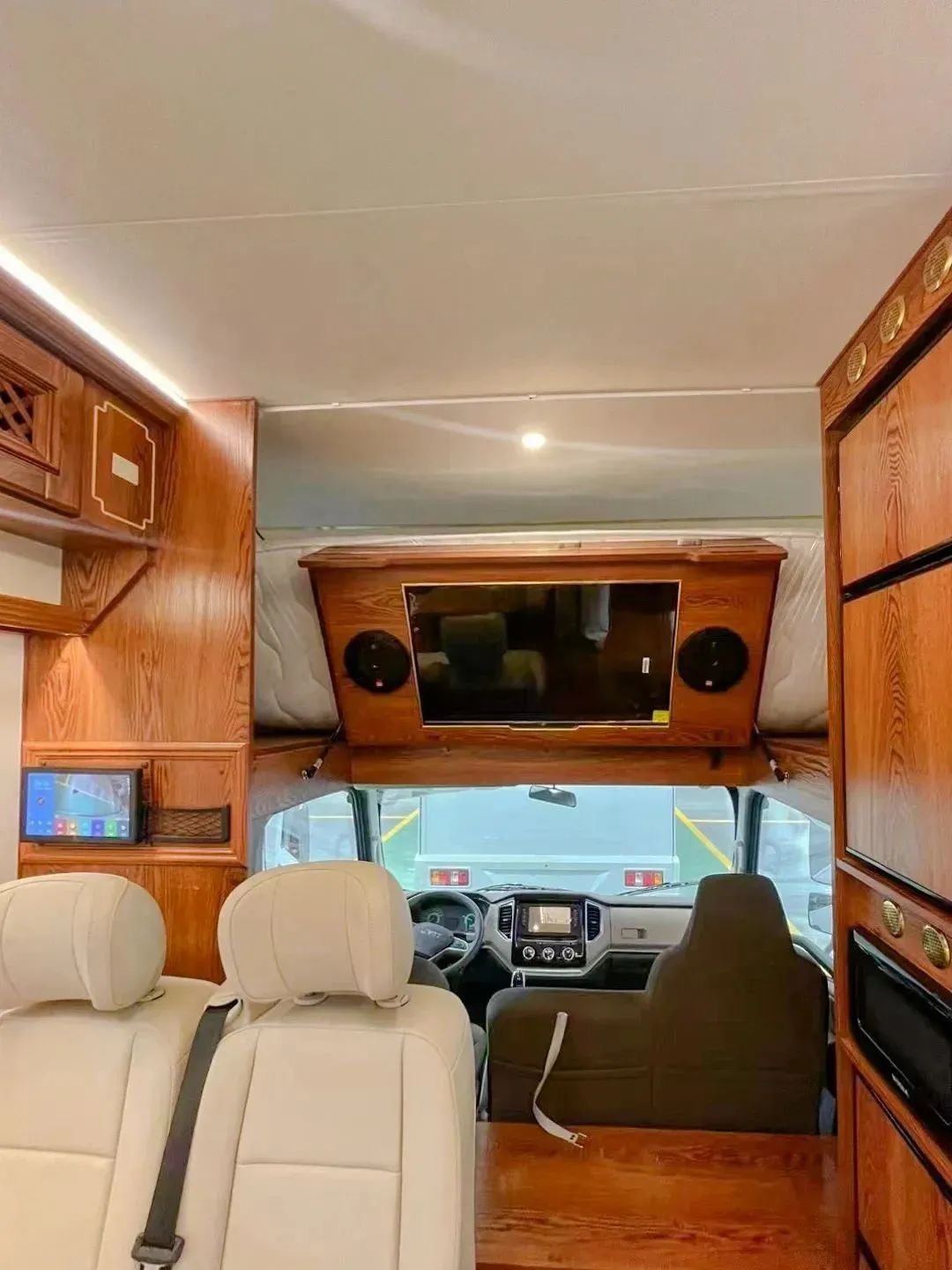 輕卡C型房車，實木內飾，同時具備超大廚房區，支持48伏系統，支持個性化定制-4.jpg