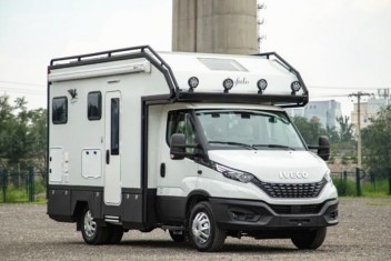 依維柯大白鯊后拓展C型房車